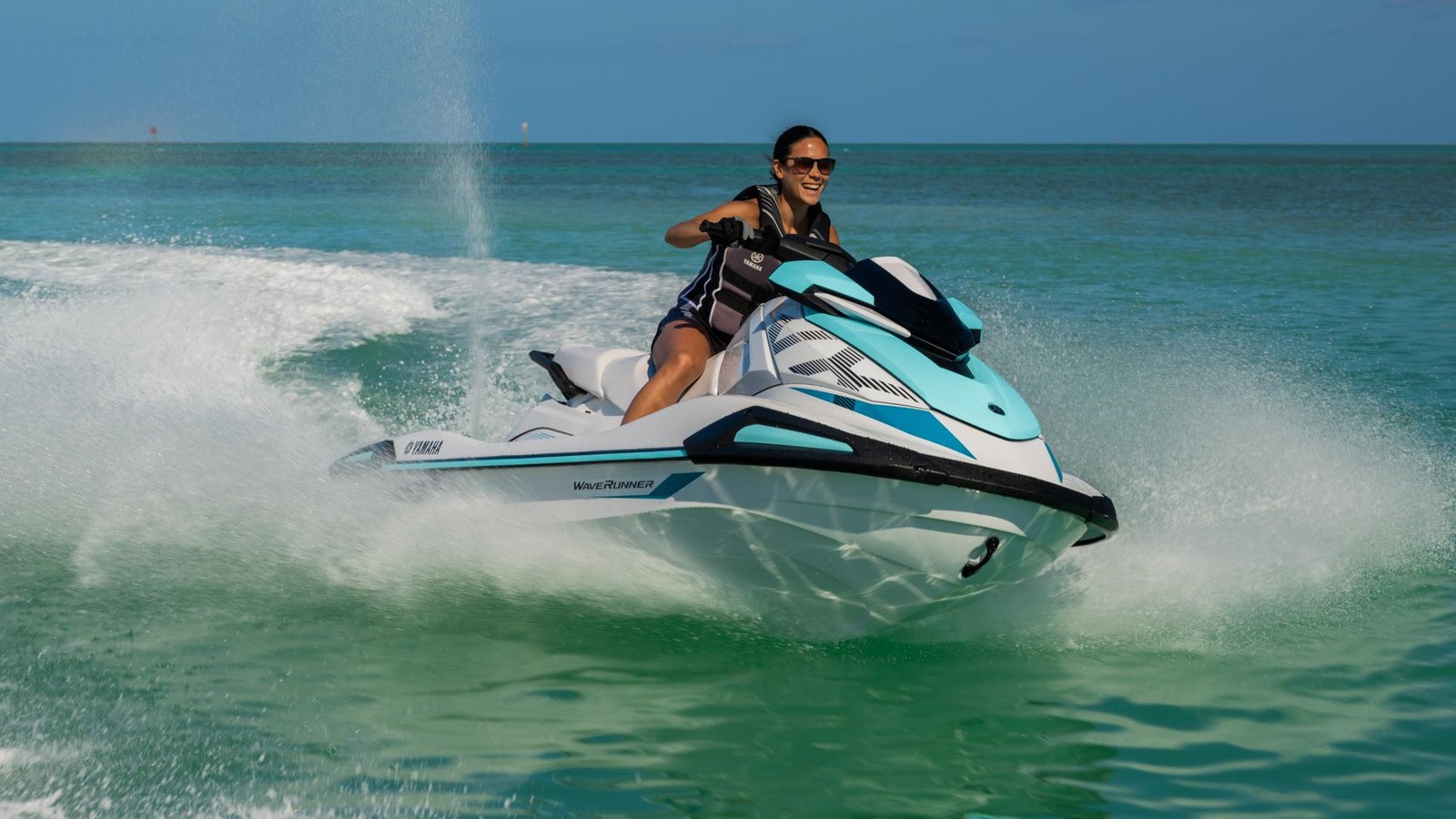 Jetski Yamaha WaveRunner en pleine action sur la Méditerranée à Saïdia