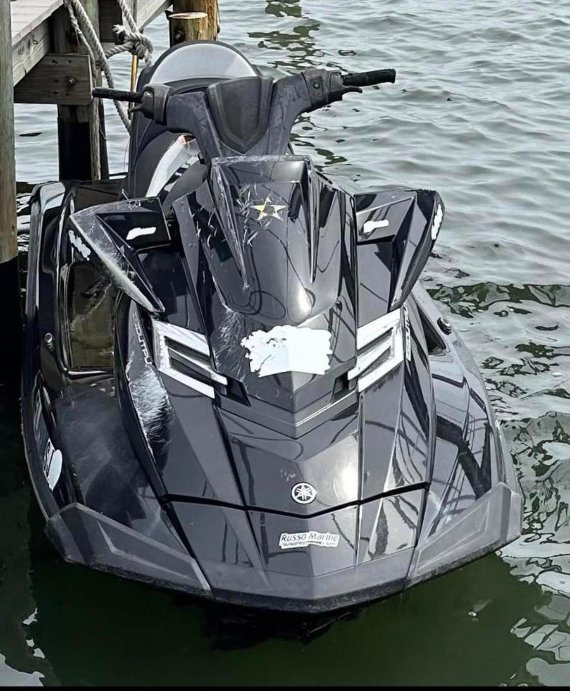 Jetski FX haute performance amarré au ponton