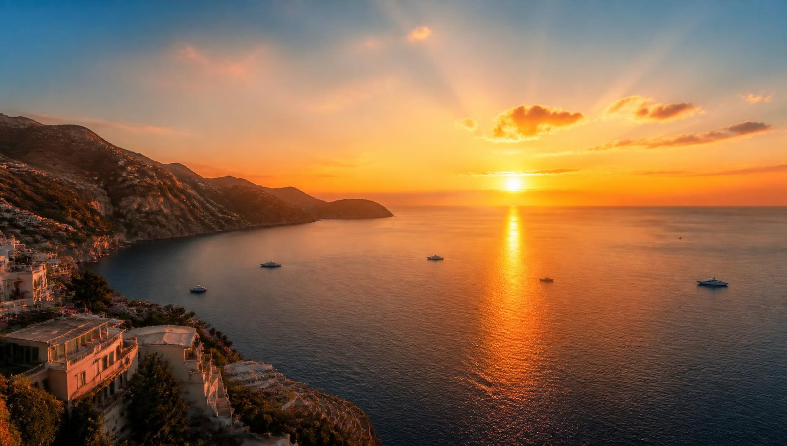 Coucher de soleil doré sur la mer Méditerranée à Saïdia